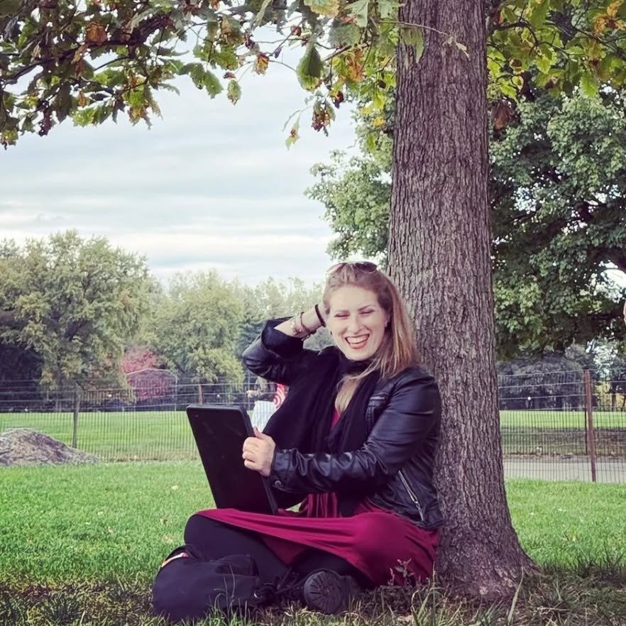 Sarede Rachel Switzer, founder of Bring the Gym to Me, sitting under a tree in the park